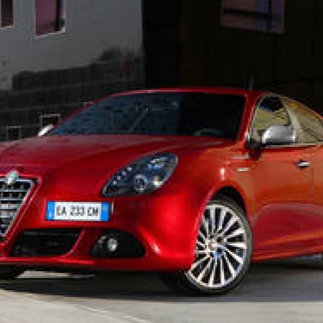  特別な赤をまとうジュリエッタ｜Alfa Romeo ギャラリー