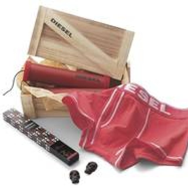 DIESEL｜彼のハートに火を点ける刺激的なバレンタインギフトが登場 ギャラリー