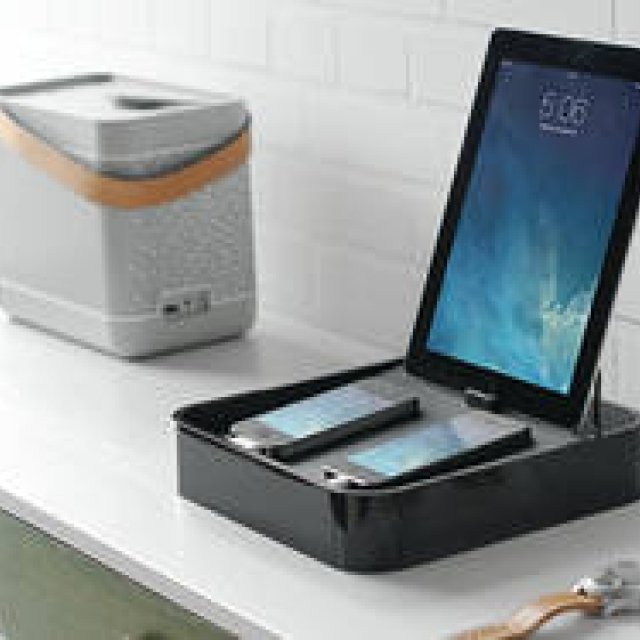 Bluelounge｜あらゆるガジェットを充電する“聖域 iPad、iPhoneにも対応したスタンド「Sanctuary4」