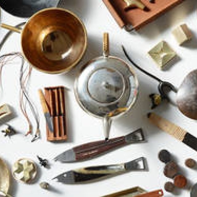 CURATOR’S CUBE｜素材、加工、仕上げ…金属がテーマの展覧会「Form Feels Function #01」開催