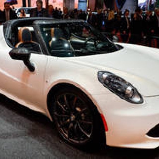 アルファ ロメオ 4C スパイダー、ジュネーブに現る｜Alfa Romeo ギャラリー