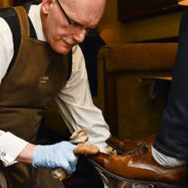 JOHN LOBB｜ロンドン「ザ・コノート」のバトラーサービス