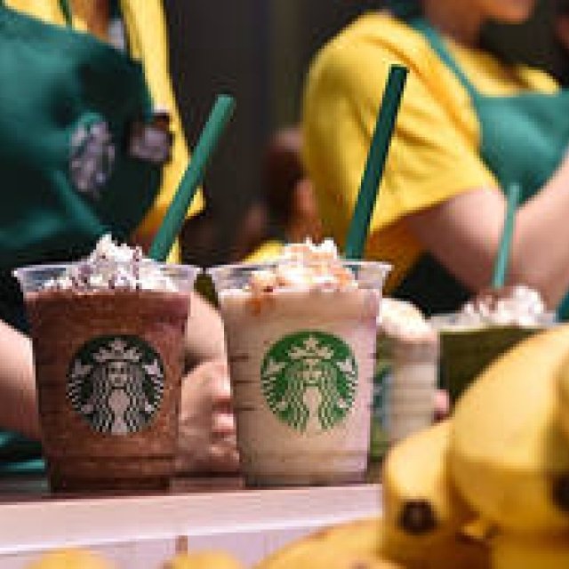 EAT｜まるごと1本のバナナが入ったフラペチーノが登場！ ギャラリー