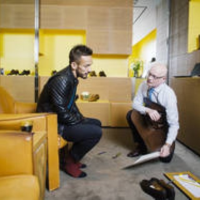 中田英寿、ジョンロブの職人と対峙する（メジャーメント・2） ギャラリー｜JOHN LOBB