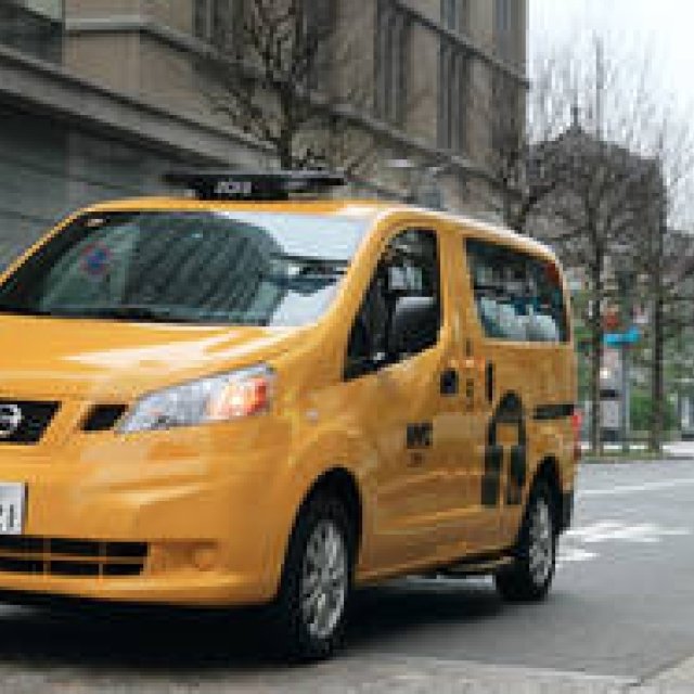 ニューヨーク タクシーに東京で乗る｜Nissan ギャラリー