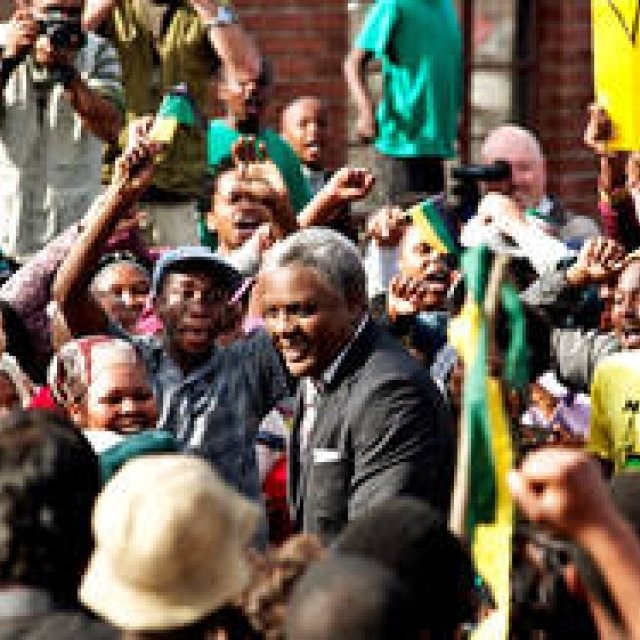 MOVIE｜“聖人”といわれた男、マンデラの真の姿に迫る『マンデラ－自由への長い道－』