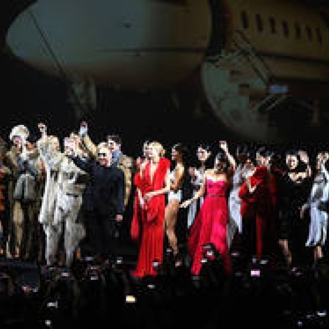 MICHAEL KORS｜上海虹橋国際空港の飛行機格納庫内でファッションショー！