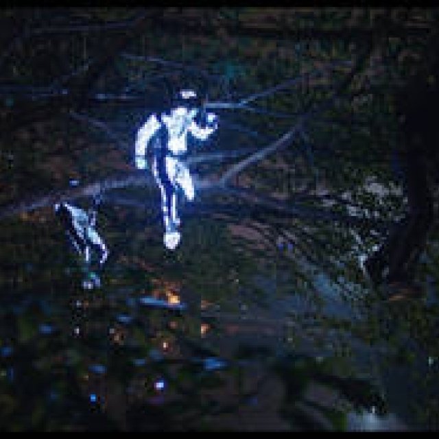 “ライトマン”が街中を駆け巡る『AMAZING IN MOTION』｜Lexus ギャラリー