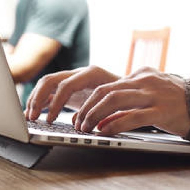 Bluelounge｜貼ってはがしてしっかり固定するMacBook Proの熱を逃がすスタンド｜Bluelounge