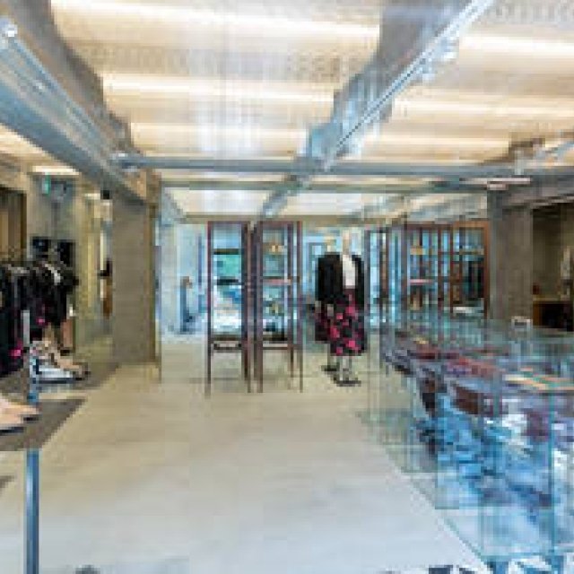 N°21｜世界初「ヌメロ ヴェントゥーノ」の旗艦店が表参道にオープン ギャラリー