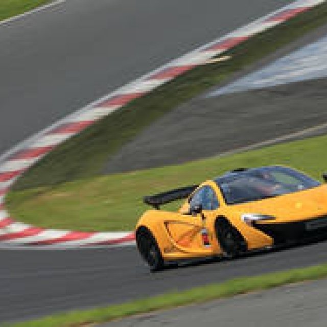 富士スピードウェイでマクラーレン P1を試す｜McLaren ギャラリー