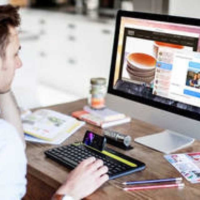 Logicool｜3つのデバイスに対応するスタンド機能付きキーボード