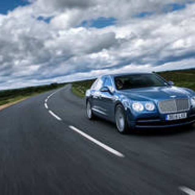 V8を搭載するフライングスパーを英国で試乗｜Bentley ギャラリー