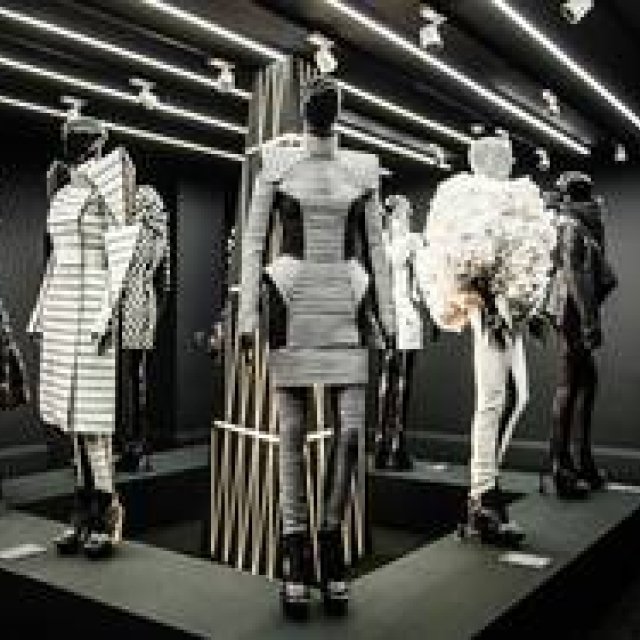 ロンドンでブランド10周年を祝うインスタレーション開催｜Gareth Pugh ギャラリー