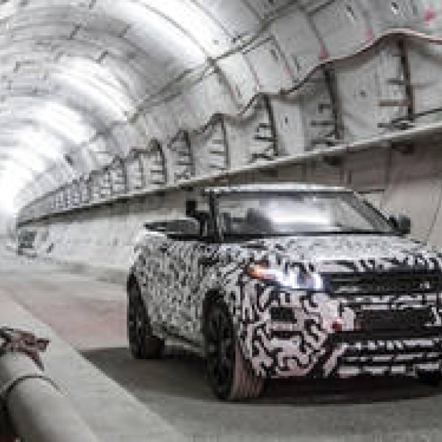 イヴォーク コンバーチブル、地下を激走｜Range Rover ギャラリー