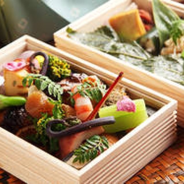 EAT｜ハイアット リージェンシー京都が華やかな春を詰めて送り出す、行楽弁当とスイーツ ギャラリー