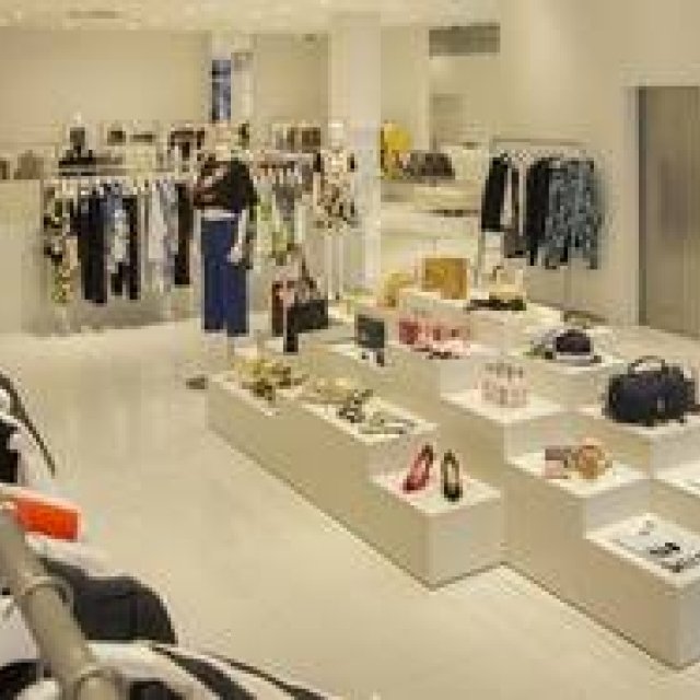 ヴィア バス ストップ、青山にあたらしいランドマークをオープン｜PENDULE VIA BUS STOP ギャラリー