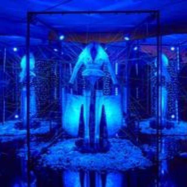 グッチ、スプツニ子！による『エイミの光るシルク』展を開催中｜GUCCI ギャラリー