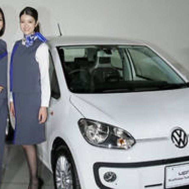 「ゴキゲン♪ワーゲン」な女性スタッフ専用ユニフォームを初披露｜Volkswagen ギャラリー