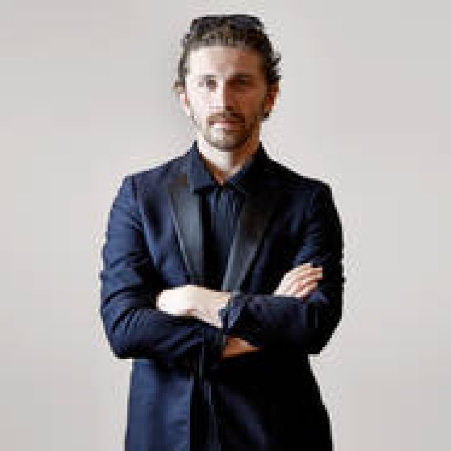 デイビッド・コマが解釈する新生ミュグレー｜MUGLER ギャラリー