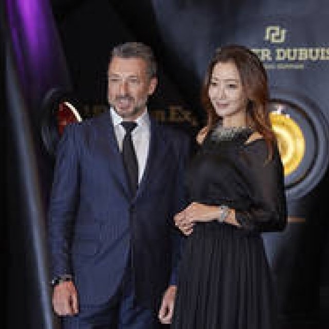 韓国でもっとも美しい女優キム・ヒソンがロジェ・デュブイを訪問｜ROGER DUBUIS ギャラリー