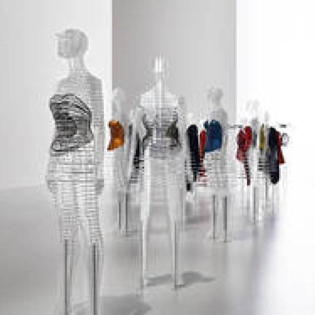 MIYAKE ISSEY展、“身体をデザインする”吉岡徳仁のインスタレーションに注目｜ART ギャラリー