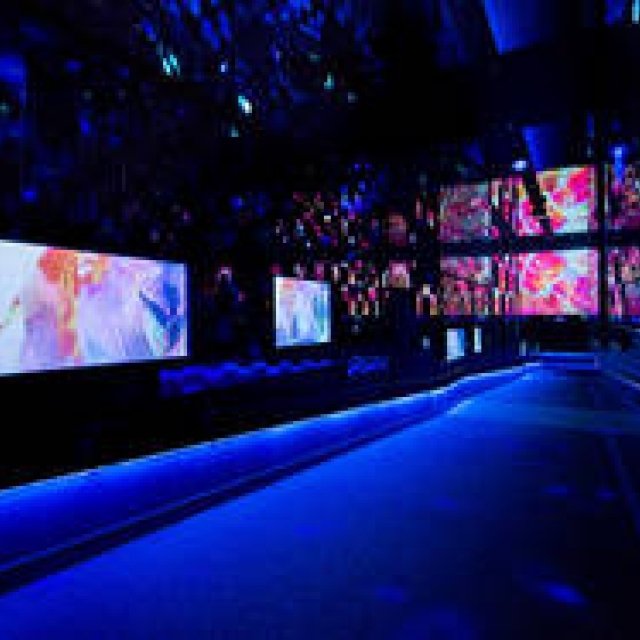 「すみだ水族館」に蜷川実花とのコラボレーション空間が出現｜LOUNGE ギャラリー