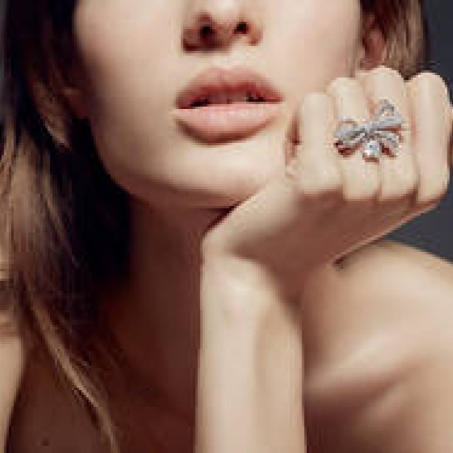 ほどけそうなリボンは奔放さの証。ショーメの新作コレクション「Insolence」発売｜CHAUMET ギャラリー