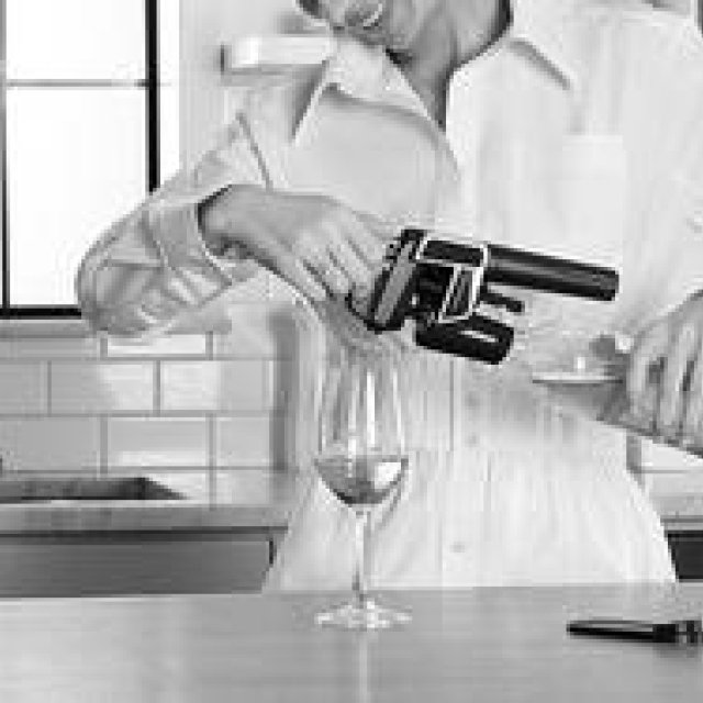 コルクを抜くことなくボトルの中のワインを注げる革新的ツール「CORAVIN」｜DESIGN ギャラリー