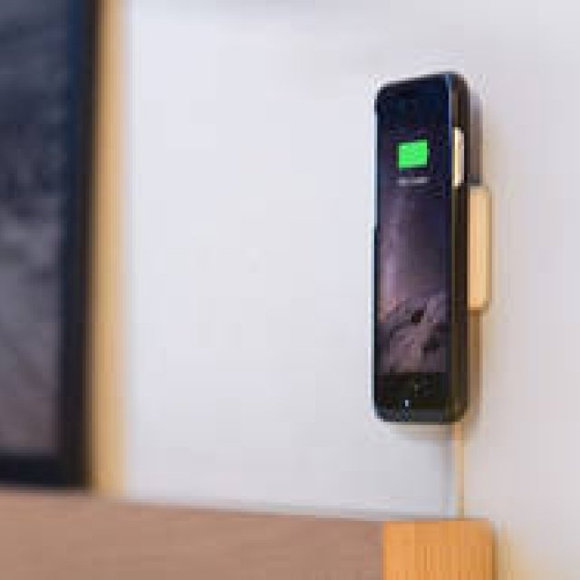 “置かず”にワイヤレス充電可能な充電器｜DESIGN ギャラリー