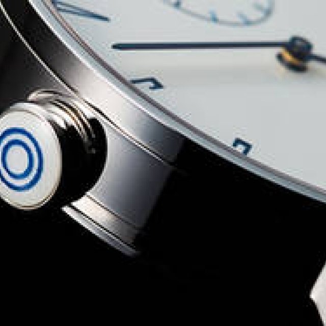 有田焼職人の技による藍色の釉薬が見事な白磁の文字盤と竜頭を搭載した腕時計｜SPQR ギャラリー