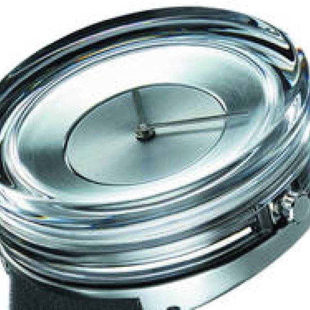 これはまるで光のオブジェ！　吉岡徳仁デザインのガラスの時計｜ISSEY MIYAKE WATCH　ギャラリー