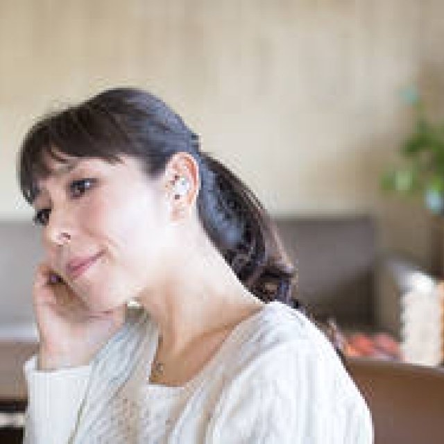 キャリアが手掛けたワイヤレスイヤホンは“音”も“形”もスマートフィット｜GLIDiC ギャラリー