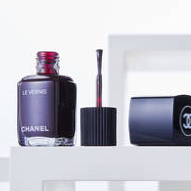 vol. 1　ネイルの常識を塗り替えた「黒い赤」｜CHANEL