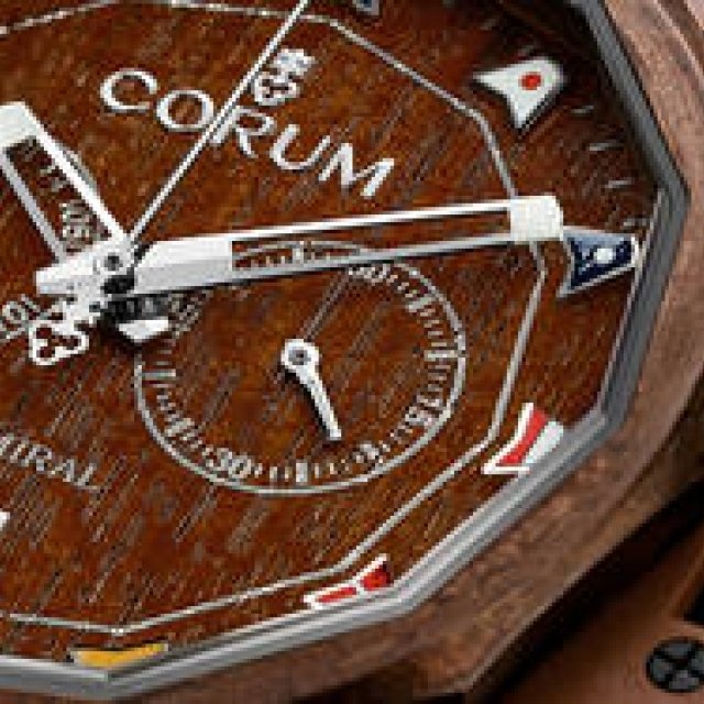 チーク材を用いて、ヨットレーシングにオマージュを捧げた「アドミラル」｜CORUM　ギャラリー