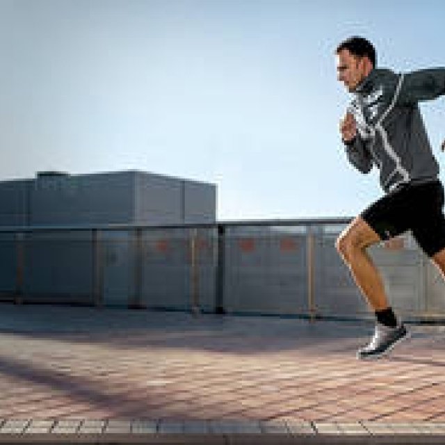 激しい動きにも外れにくく、防水機能に対応したイヤホン 「ENDURANCE RUN」新発売｜JBL　ギャラリー