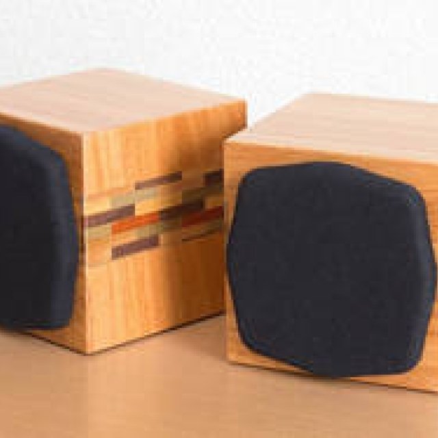 箱根寄木細工を活かした小型密閉型キューブスピーカー｜Soudfort ギャラリー