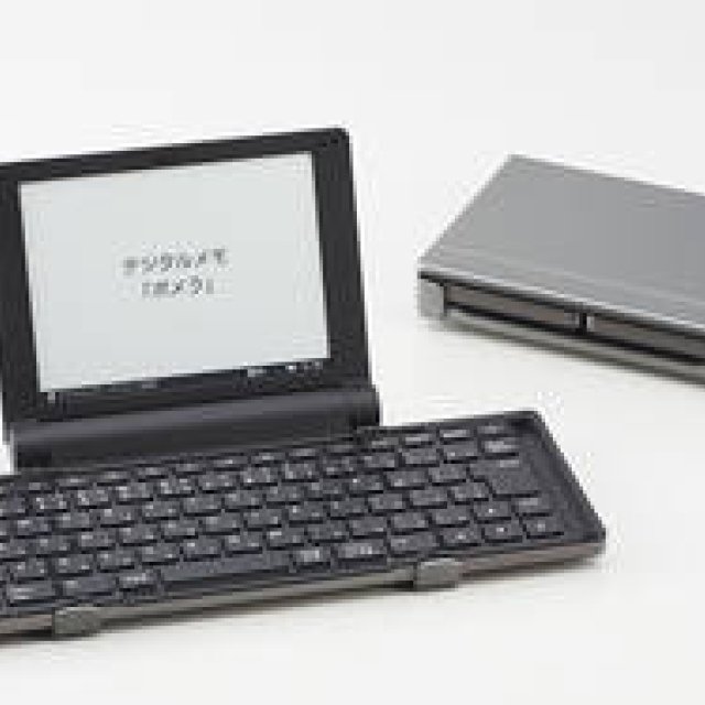 電子ペーパーディスプレイを採用した、折りたたみ式の「ポメラ」｜KING JIM ギャラリー