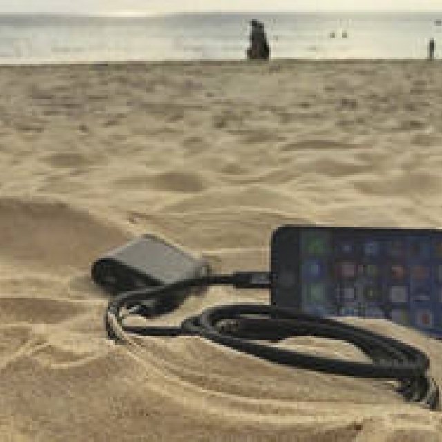 チェーンソーでも切断不可。堅牢性を誇るライトニングケーブル｜Fuse Chicken ギャラリー