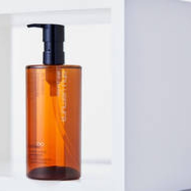 vol. 2 メイクを落としたら、肌が以前よりもきれいになるオイル｜shu uemura  ギャラリー