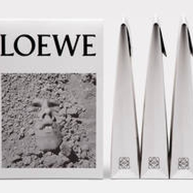 ロエベ、ビジュアル・エイズの支援を目的とした限定Tシャツを発売｜LOEWE　ギャラリー