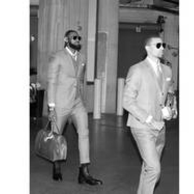 トム ブラウンが衣装を提供。C・キャバリアーズ、揃いのスーツ姿で会場入り｜THOM BROWNE ギャラリー