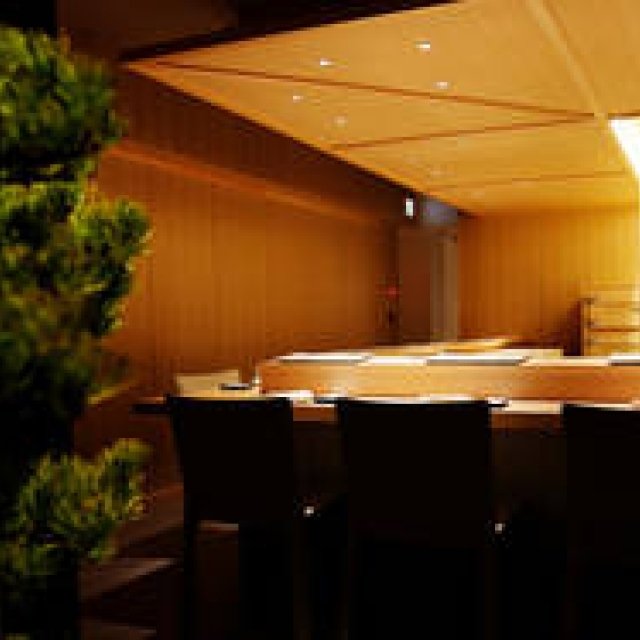 わずか十席の空間で鮨を愉しむ。中目黒「鮨つぼみ」がオープン｜EAT　ギャラリー