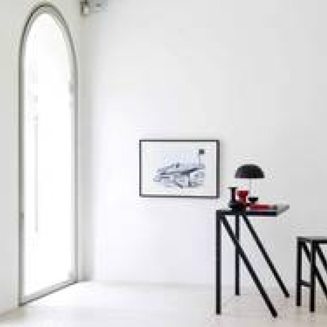 室内でも屋外でも軽量で使いやすい。直線的なフォルムのシンプルなスツール｜MAGIS　ギャラリー