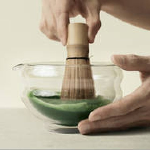 一度に複数人分の抹茶を点ててシェアできるUK発のガラス製片口茶碗｜Matchaeologist　ギャラリー