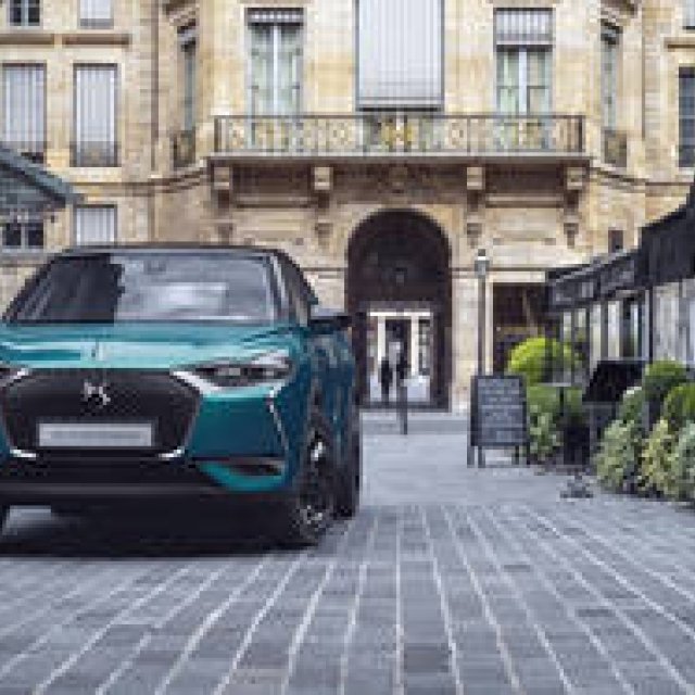 日本発売前のDS 3クロスバックを全国で巡回展示｜DS ギャラリー