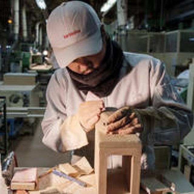 機械作業と人間の手作業を融合。キーワードは「ハイテク＆ハイタッチ」｜MEDICOM TOY　ギャラリー