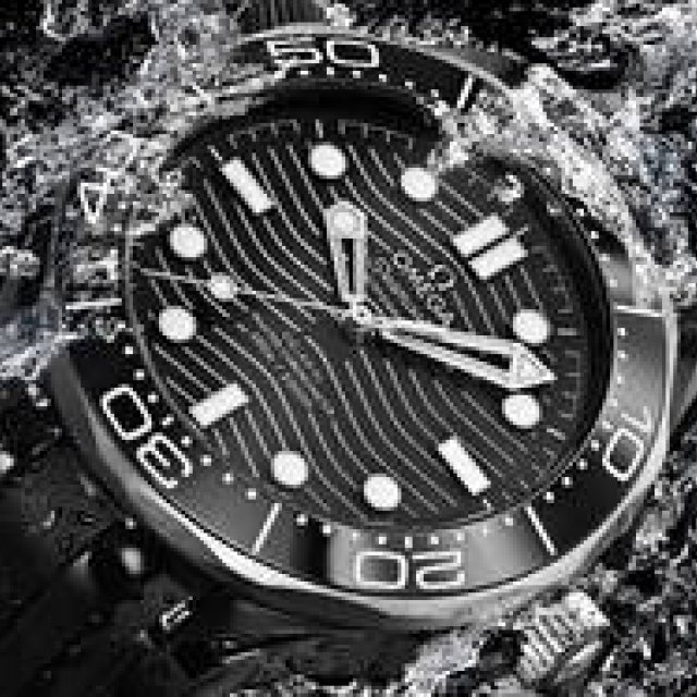 ブラックセラミック×チタンのNEWコンビ。新作「シーマスター ダイバー300M」｜OMEGA　ギャラリー