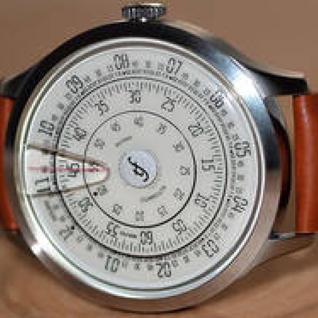 文字盤が回転して時を刻むイタリアの機械式腕時計「ミリメトロ」｜Trifoglio Italia ギャラリー