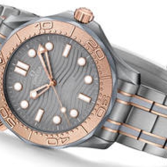 初号機と同素材を用いた「シーマスター ダイバー300M」の限定モデル｜OMEGA ギャラリー